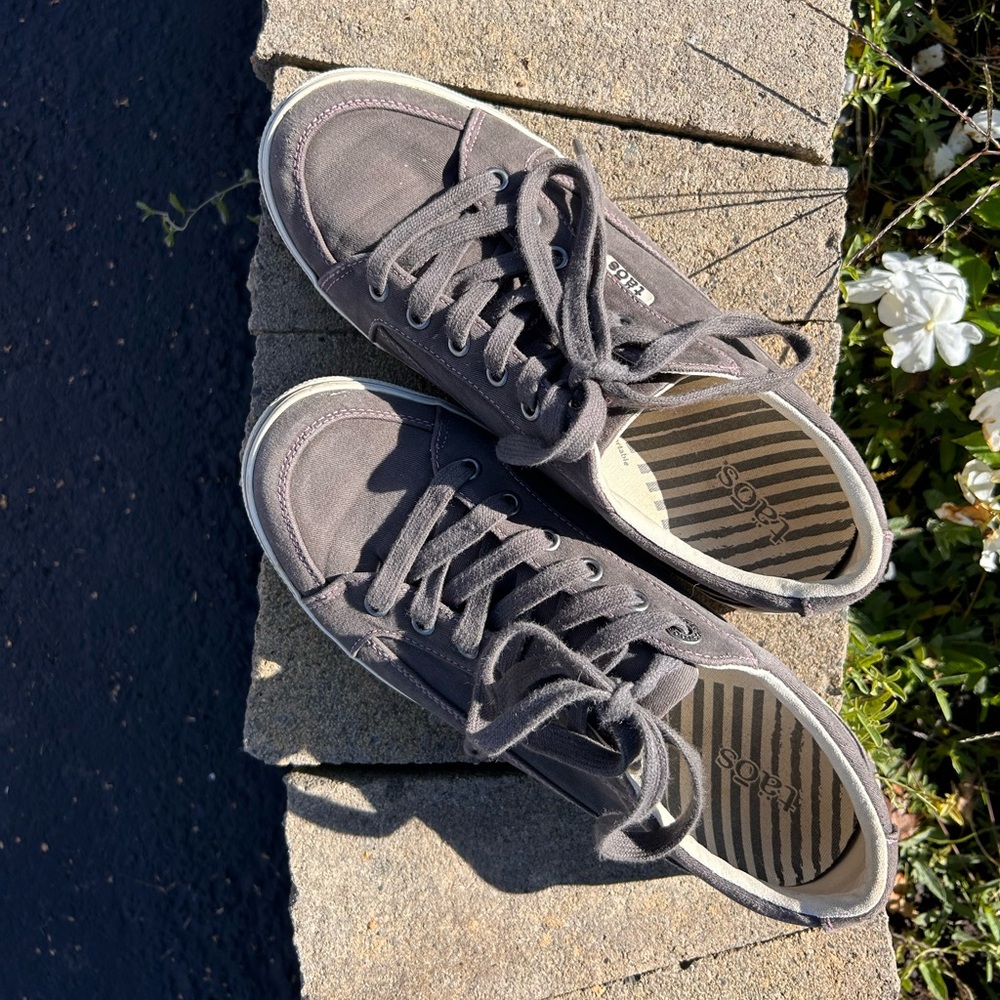 Taos Gray Casual Sneakers — so comfy